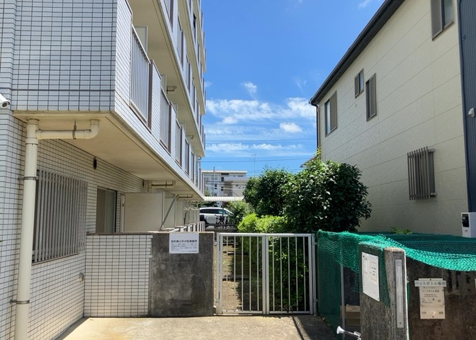 眺望の良さを楽しめるダイニングキッチンで家族団らんの時間を過ごしてはいかがでしょうか。バルコニーから見える景色を家族で眺める時間は、時間が経つのを忘れてしまいそうですね。是非、現地を見に行きましょう！