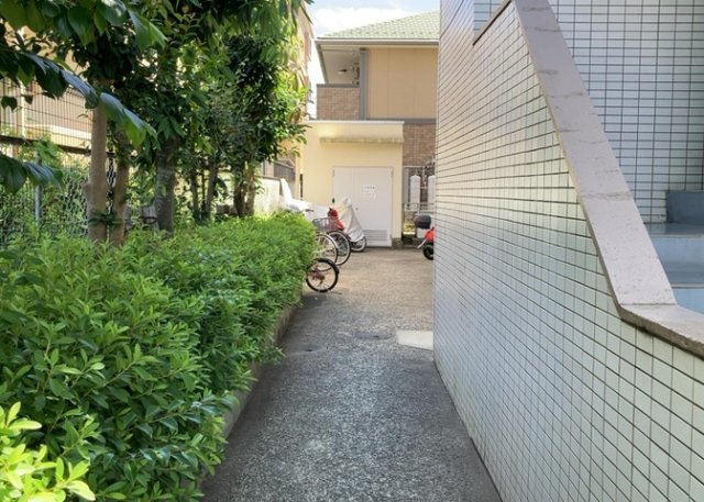 車一台あたりに必要なスペースは、標準サイズの普通自動車で横幅2m50cm、長さ5mは必要になります。ただし、乗降のことも考慮して横幅3m30cm、長さ5m50cmほどは確保できるところを選びましょう。