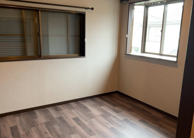 洋室のメリットは重い家具が置きやすく、身の回りが整理しやすいことです。　床がフローリングのため畳とは異なり凹みにくいです。　クローゼットなど収納が豊富で、普段使わない旅行カバンや服の整頓も簡単にです。