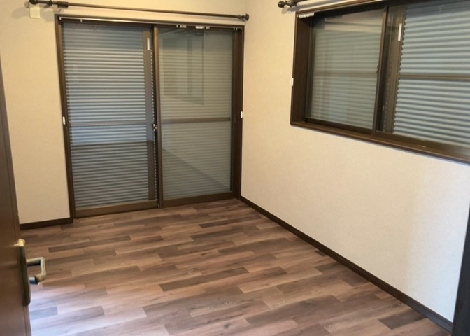 寝室でゆっくりと過ごすためにはベッド周りの適度な空間を担保することや窓の位置、照明の明るさ、寝室の広さなどを考える必要があります。自身や家族の構成とライフスタイルに併せて寝室にする部屋を選びましょう！