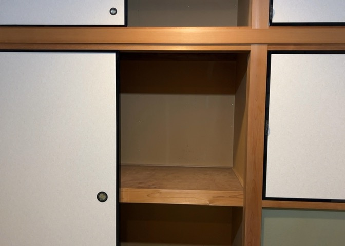 デザイン性を重視しすぎて収納が少なかった！なんてことにならないため、事前に現地で収納の数を確認しておくことをお勧めします。クローゼット以外にも床下収納や屋根裏収納、パントリーなどもチェックしましょう。