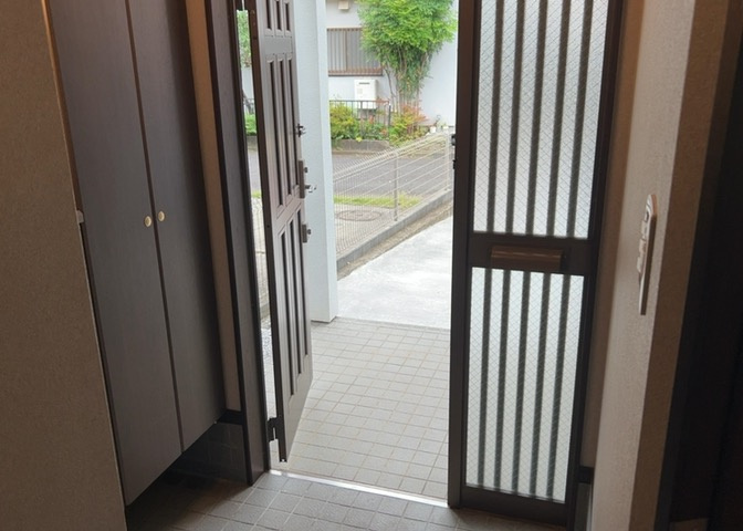 玄関は家の顔でもあり、家族以外の目にも止まる場所です。玄関は外との間を仕切る扉、靴などをしまっておく収納スペース、靴脱ぎのたたきスペース、来客とのやり取りをするドアホンなど複数のアイテムからなります。