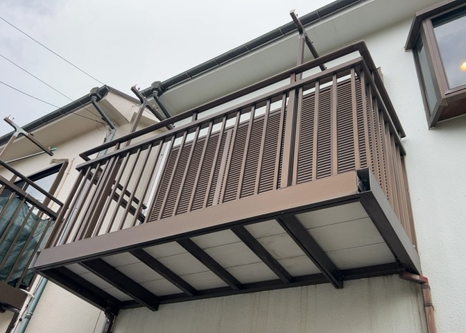 バルコニーは、室外の専用スペースのうち、「屋根がなく開放された空間」であるものを指します。ベランダより広いタイプのものが多く、日当たりもよいため家庭菜園などを楽しみたい人にとって適した環境となります。