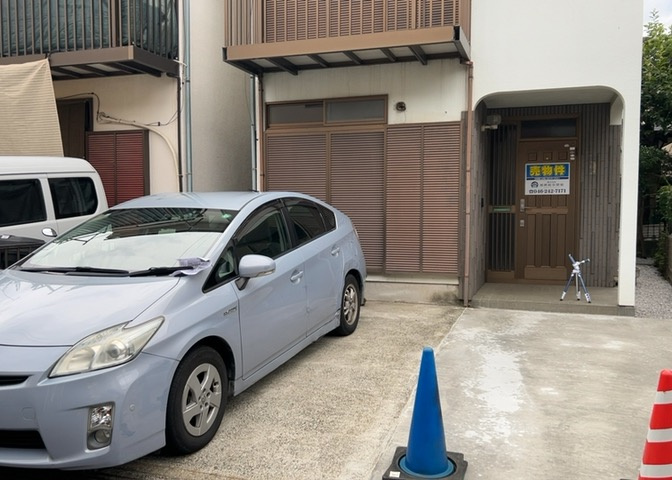 駐車場と明記されていても、最小スペースでつくられた駐車場だと大型車は駐車できなかったり、出入りしにくくなったりする可能性があります。お車のサイズと購入したい物件の駐車場のサイズを現地で確認しましょう。