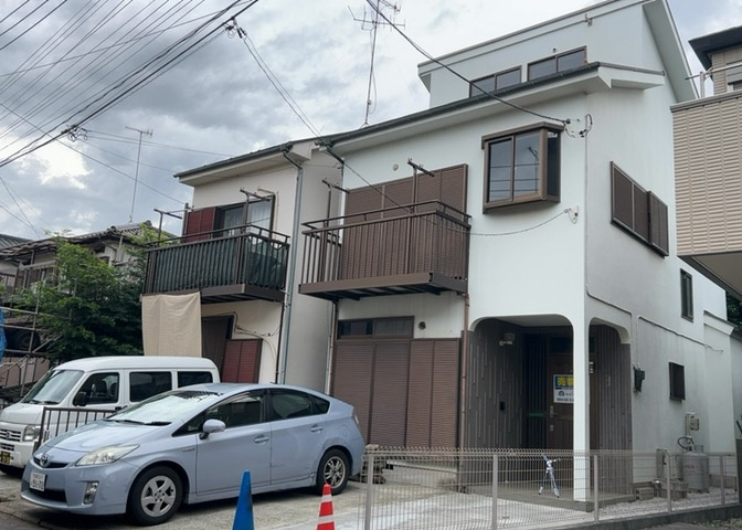 住宅用の土地では前面道路に2m以上接していなければならないと法律で定められています。しかし、お持ちの車のサイズやライフスタイルなどにより、2mでは利便が悪い場合もございますので、事前に確認しましょう。