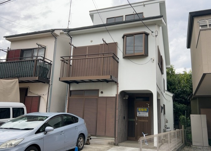 お持ちの車種によっては前面道路が広い方が便利でしょう。しかし、前面道路が広ければその分交通量が多くなるため、騒音などが気になる場合があります。実際に現地を見学し、周辺交通量や騒音などを確認しましょう！