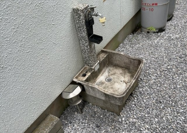 敷地内に散水栓や立水栓があると便利です。水道水を直接利用できるため、水を運ぶ手間を省くことが出来ます。大量の水を必要とする洗車作業や清掃などに役立ちます。その他設備とあわせて、現地でご確認ください。