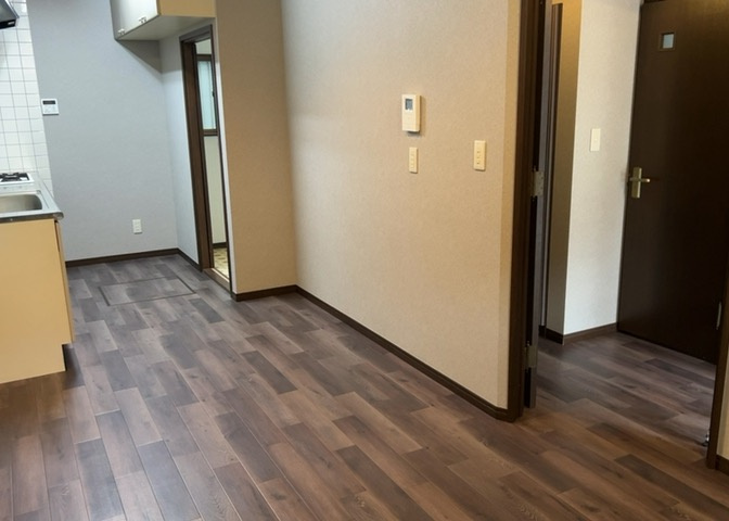 ダイニングにはダイニングテーブルセットなどを置くことが多く、間取りにおいて「D」と略記されますが、食事を作るときの作業場として使用したり、朝食を食べたりするときだけに使われるケースも少なくありません。