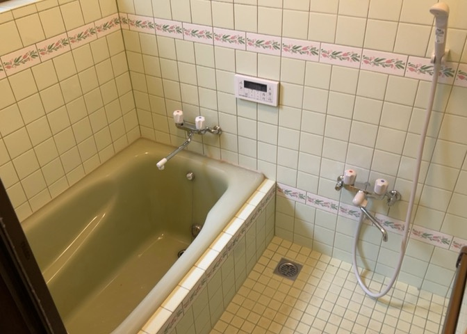 入浴時の快適さも大事なことですが、綺麗な状態を維持できなければ気持ちよく入浴できません。毎日の掃除が楽という点は大事なポイントになります！カビが生えにくく掃除がしやすい、壁や浴槽を選ぶといいでしょう。