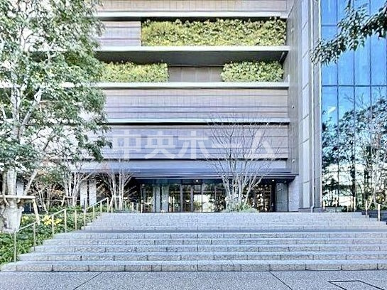 【エントランス】マンションのエントランスは、その物件の印象を決める、顔とも言える場所です。毎日通る場所ですからきれいなのが一番です。エントランス内はオートロックですので暮らしの安全も確保されています。