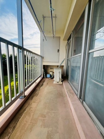 物置のあるバルコニーです。南向きで前面に棟がないため陽当り良好です♪