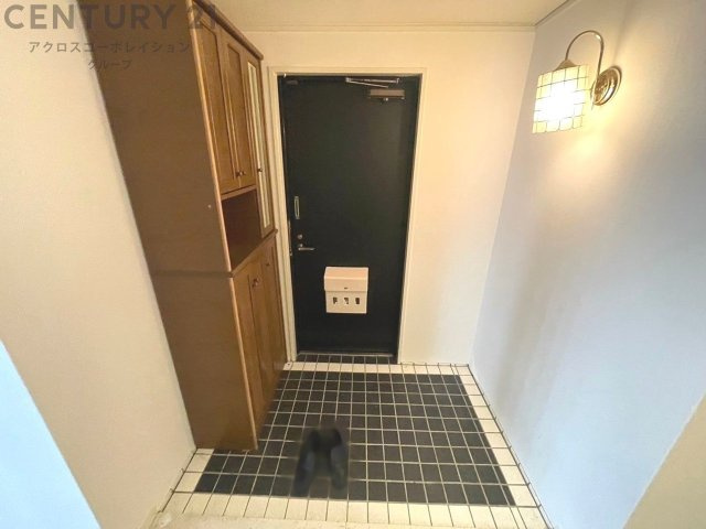 大きな玄関収納付きの玄関です　家族皆様の履物をしっかり収納できます