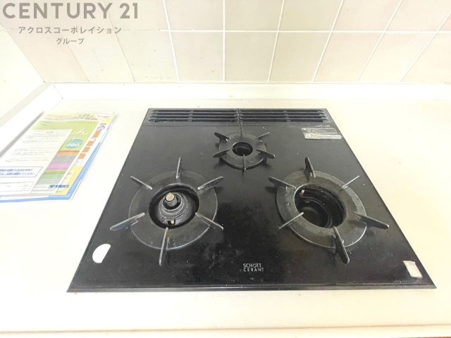 多数の調理器具を同時に使用でき、料理の効率化が可能。省エネで節約になり、様々な料理スタイルに適応できます。また、火力調整が独立しており、手入れや掃除もしやすく、今よりもっとお料理が楽しくなるかも。