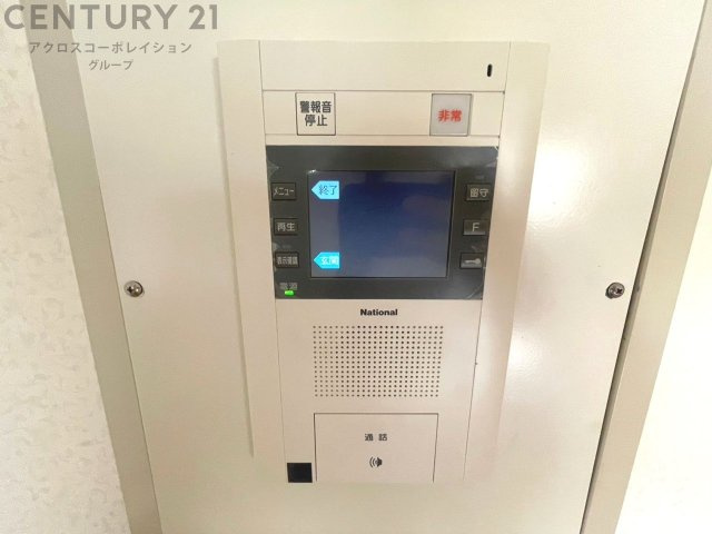 訪問者が来たときにテレビ画面で確認できるため、安心してドアを開けられます。録画機能があるものもあり、留守中に来訪者を記録しておくことができます。利便性が高く、セキュリティ面でも安心です。