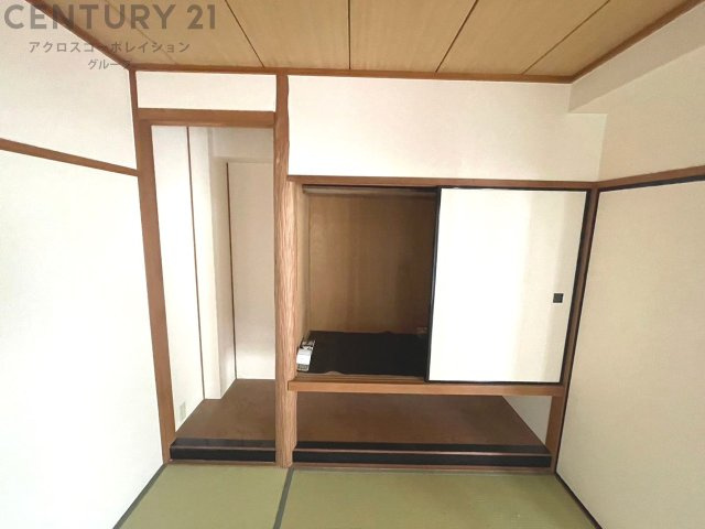 押入れは季節の衣類、寝具などを収納できます。伝統的な美しさと実用性が融合し、収納物を保護する調湿・換気効果があります。使い方によっては書類や小物なども効果的に整理でき空間を有効活用できます。