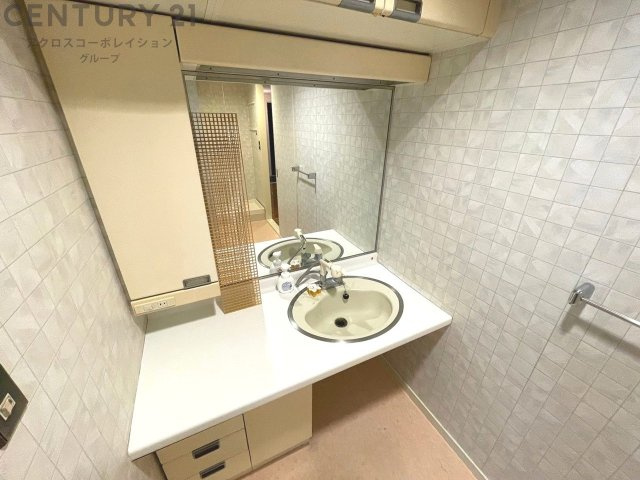 衣服の収納や脱ぎ着や整理整頓がしやすく、湿った衣類を乾燥させるスペースがありカビや臭いの発生を防ぎます。床の汚れを他の部屋に持ち込まず清潔を保つことができます。また快適な入浴環境の整備にも役立ちます。