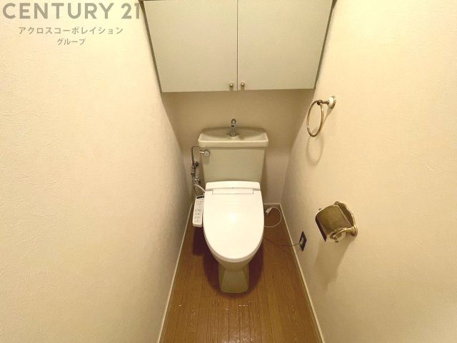 温水洗浄便座付トイレは温水洗浄機能により、暖かい水でおしりを洗浄することができ、冷たい水を使う従来の便座に比べ、温水洗浄機能で暖かいトイレを提供し、快適な使用を可能にします。