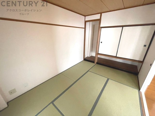 リビング横の和室スペースはリビングと続きで利用してもデザイン性のとれる洋風和室になります。やっぱり一室は欲しい和室は客間や小さなお子様の寝かせ付けなどにも便利です。