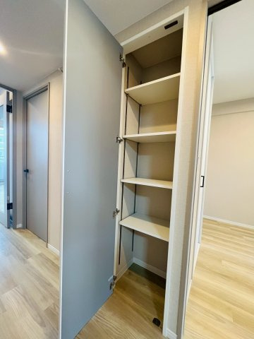 どのお部屋からもアクセスしやすい廊下の収納スペースです。