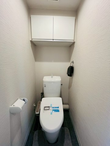 温水洗浄便座完備の洋式トイレ。手元で操作できる壁面リモコンで快適な使い心地。
