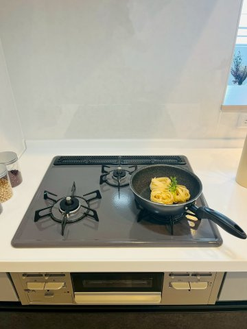 同時進行で調理ができる三口コンロ。