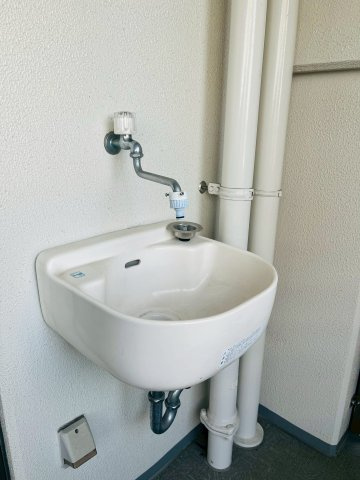 泥汚れや水遊びにも使えるスロップシンク。