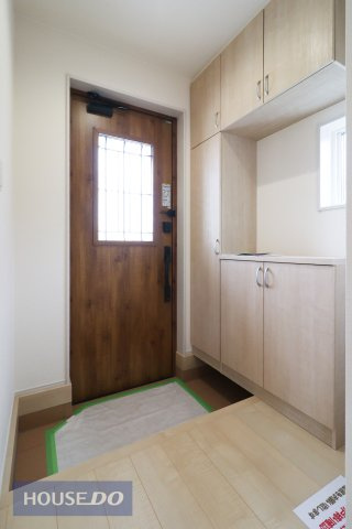 【玄関】明るい玄関で来客やご家族をお迎え♪玄関横のシューズインクロークには季節のものもたっぷり収納できます！