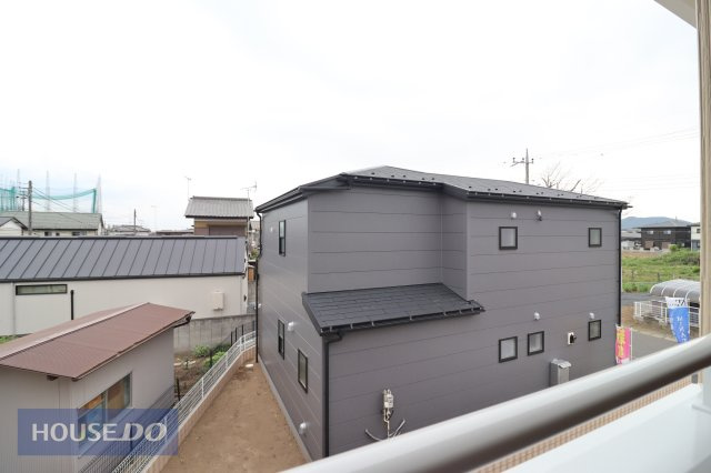 【建物からの眺望】。バルコニーからの景色。十分な間隔が確保されております。