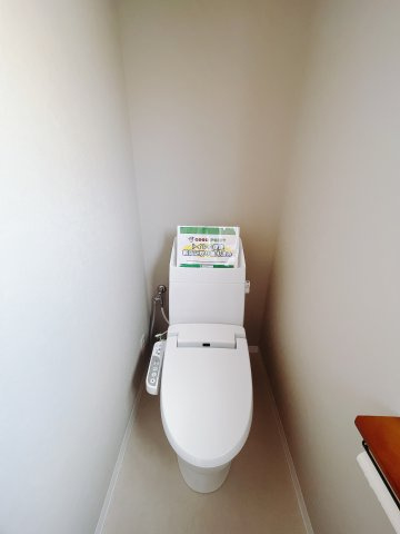 ■トイレ｜白を基調とした清潔感溢れるトイレになっています。トイレには窓がついていますので常に換気をすることができ清潔を保てます。