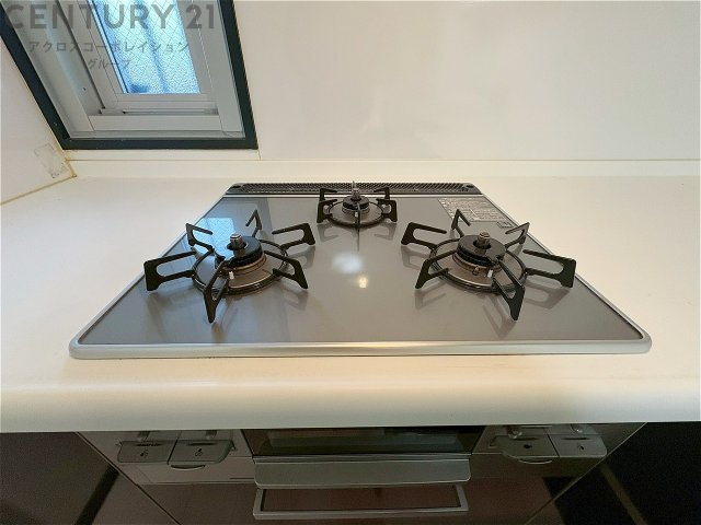 多数の調理器具を同時に使用でき、料理の効率化が可能。省エネで節約になり、様々な料理スタイルに適応できます。また、火力調整が独立しており、手入れや掃除もしやすく、今よりもっとお料理が楽しくなるかも。　