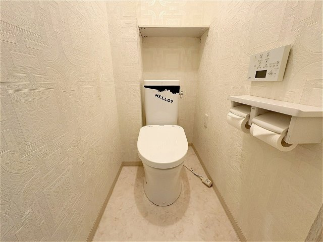 温水洗浄便座付トイレは温水洗浄機能により、暖かい水でおしりを洗浄することができ、冷たい水を使う従来の便座に比べ、温水洗浄機能で暖かいトイレを提供し、快適な使用を可能にします。　