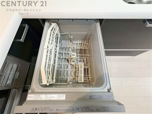 手洗いに比べて時間や労力を節約できることです。また、高温のお湯で洗浄されるため、雑菌や細菌を殺菌する効果もあります。さらに、乾燥機能があるため、手で拭く手間も省け衛生的に保管できます。　