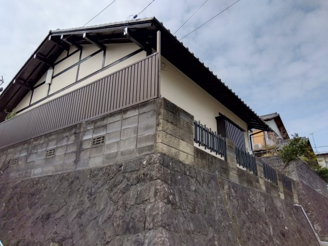 窓には雨戸が付いています。防犯面・プライバシーに配慮されています。