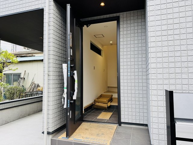 ～玄関は安心のWロックキーを採用～