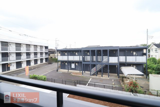 【建物からの眺望】現地完成写真。バルコニーからの景色。十分な間隔が確保されております。