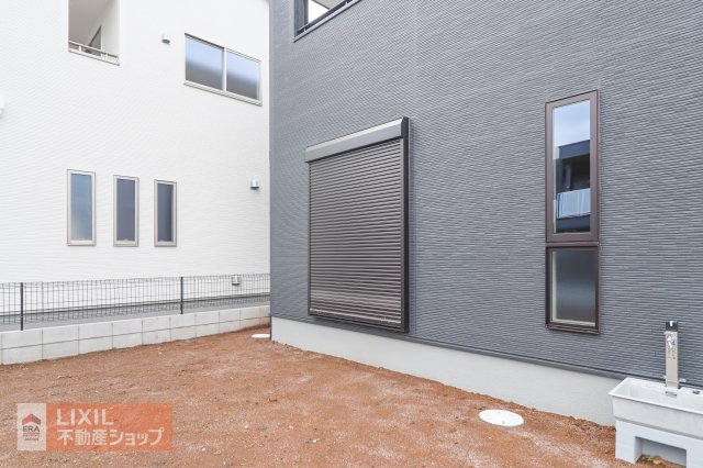 【防犯設備】現地完成写真。1階リビングには雨風の強い日にも役立つ防犯シャッターがついています。