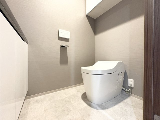 【トイレ】上部棚がありシンプルな作りで無駄のないトイレです☆