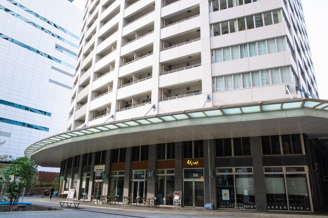 【低層部外観】1階部分には商業施設が入っており便利な暮らし☆1分圏内にはコンビニもございます！