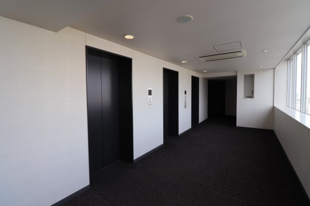 【エレベーターホール（居住フロア）】モノトーンで統一されたモードな内装！空調完備で常時快適です！