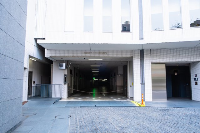 【敷地内駐車場】エントランスのすぐ横には総台数331台の駐車場を完備。平面式駐車場もございます。