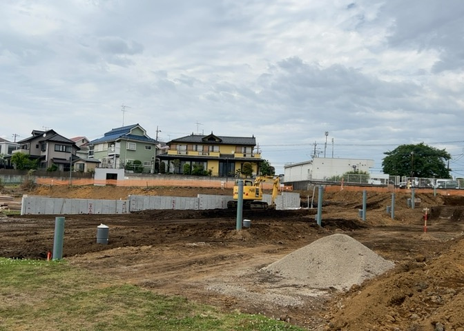家を建てる場合、方位は要チェックです。現実的に日当たりのよい家ならばリビングは南側、建築基準法でも北側に当たる家への配慮は求められています。土地を見学に行く際は、方位磁針を持って行くようにしましょう。