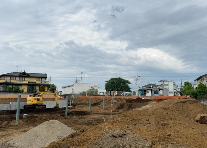 土地の前の道路に消火栓が設置されていることがあります。この場合、道路交通法第45条第1項により、駐車禁止の場所が指定されています。そのため、車庫などの駐車スペースをつくることができない場合があります。