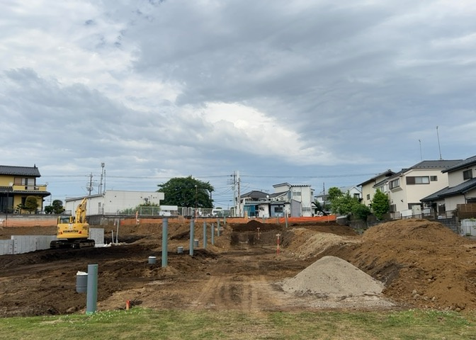 土地購入を検討されている場合、境界杭がない状態で購入してしまうと境界確定測量をする必要があり、費用がかかります。購入の前に、売主、隣土地所有者立ち合いのもと境界を確定し境界杭を設置するのがベストです。
