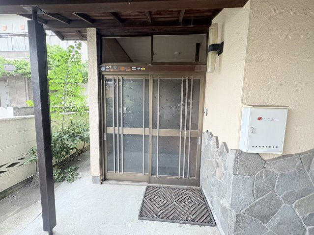 玄関に庇がついてますので、雨天時の出入りの際も濡れにくいですね。