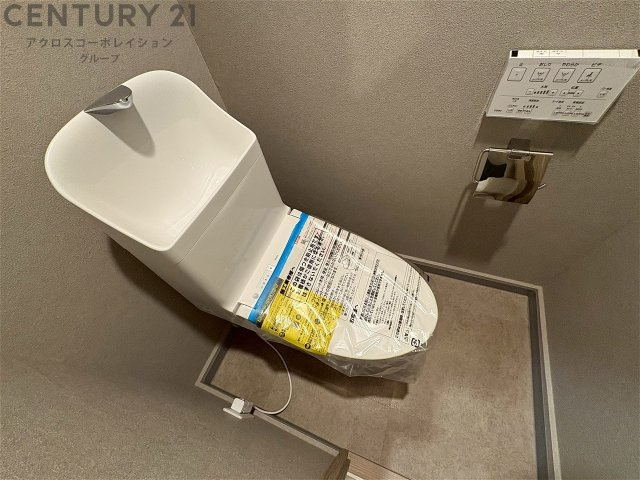 温水洗浄便座付トイレは温水洗浄機能により、暖かい水でおしりを洗浄することができ、冷たい水を使う従来の便座に比べ、温水洗浄機能で暖かいトイレを提供し、快適な使用を可能にします。