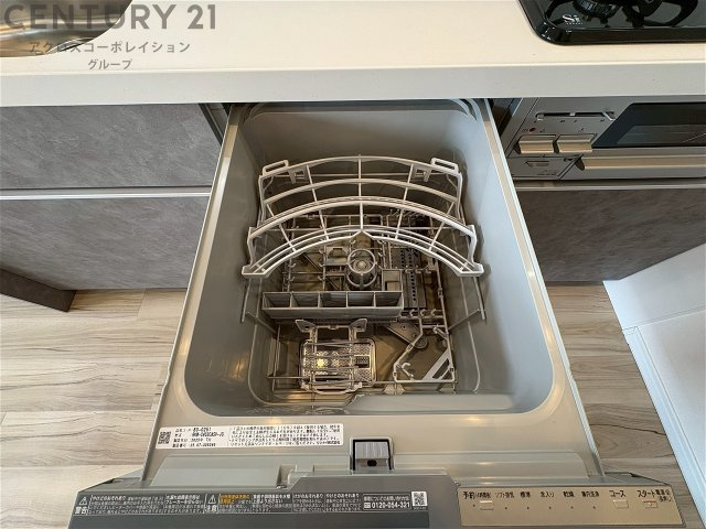 手洗いに比べて時間や労力を節約できることです。また、高温のお湯で洗浄されるため、雑菌や細菌を殺菌する効果もあります。さらに、乾燥機能があるため、手で拭く手間も省け衛生的に保管できます。