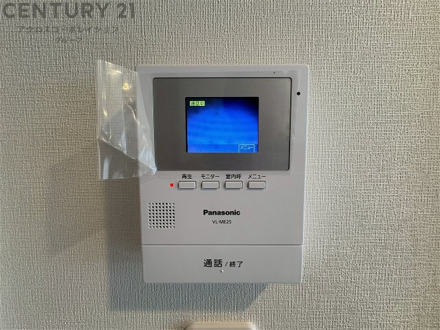 訪問者が来たときにテレビ画面で確認できるため、安心してドアを開けられます。録画機能があるものもあり、留守中に来訪者を記録しておくことができます。利便性が高く、セキュリティ面でも安心です。