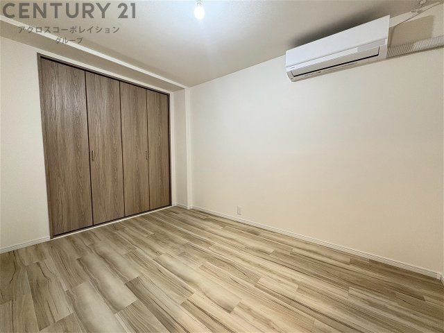 明るい色合いのフローリングとクロスを使用した洋室は家具やインテリアとも調和しやすく空間が広く感じられ開放感を生み出します。自然光を効果的に反射し、室内を明るく保つため、日中の照明使用を抑えられます。