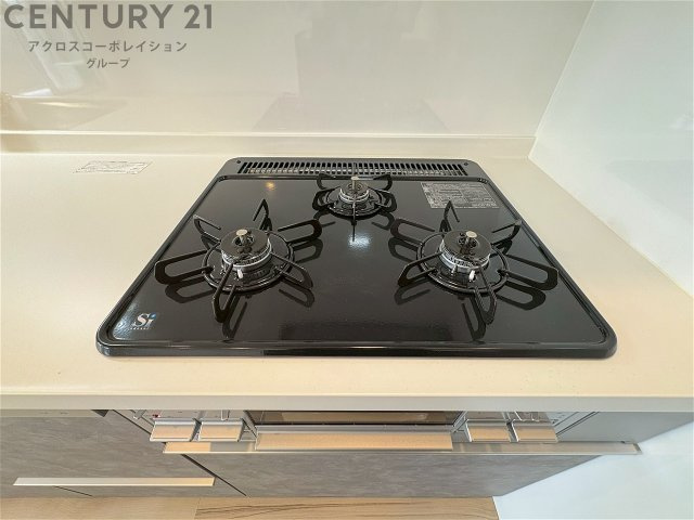 多数の調理器具を同時に使用でき、料理の効率化が可能。省エネで節約になり、様々な料理スタイルに適応できます。また、火力調整が独立しており、手入れや掃除もしやすく、今よりもっとお料理が楽しくなるかも。