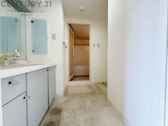 衣服の収納や脱ぎ着や整理整頓がしやすく、湿った衣類を乾燥させるスペースがありカビや臭いの発生を防ぎます。床の汚れを他の部屋に持ち込まず清潔を保つことができます。また快適な入浴環境の整備にも役立ちます。
